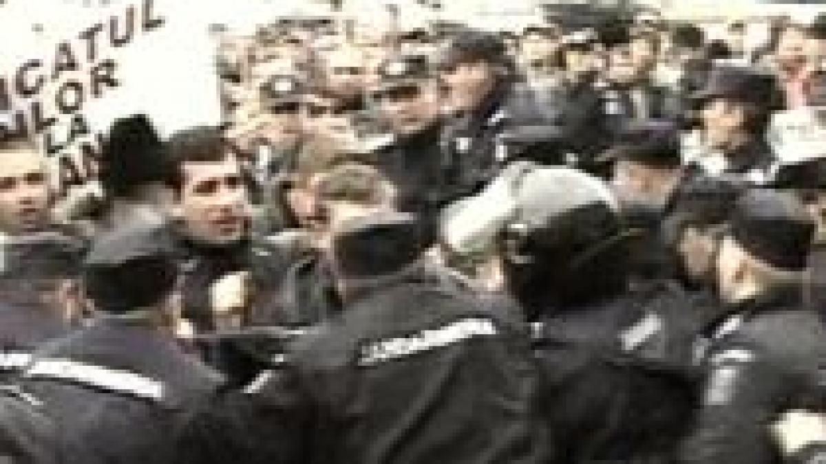 Protest violent, la Ministerul de Finanţe: Fermierii, revoltaţi de neplata subvenţiilor (VIDEO)
