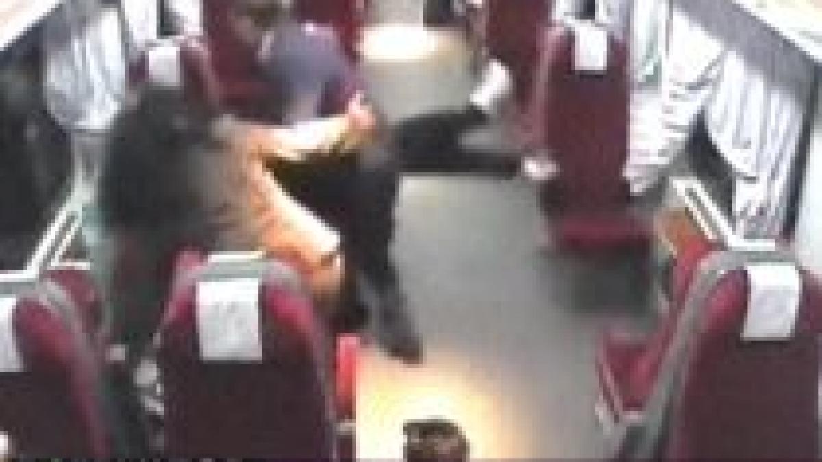 Hoţ de bagaje, imobilizat în tren de controlor. Bătaia a fost surprinsă de camerele de supraveghere (VIDEO)