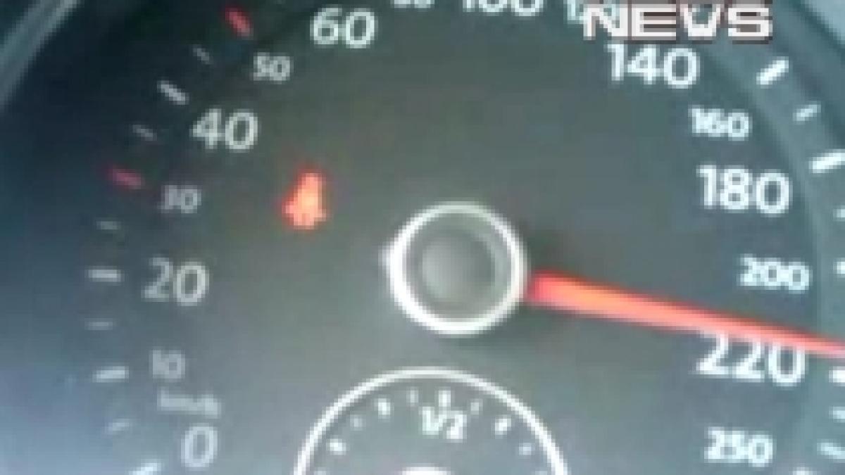 "Şmecheri" pe autostradă: S-au filmat în timp ce conduceau cu 220 km/h (VIDEO)