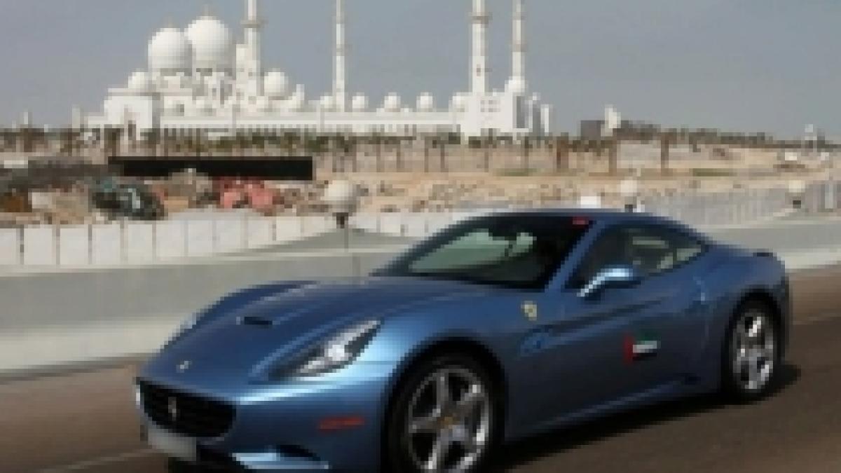 Paradă de maşini Ferrari, organizată în Dubai (VIDEO)