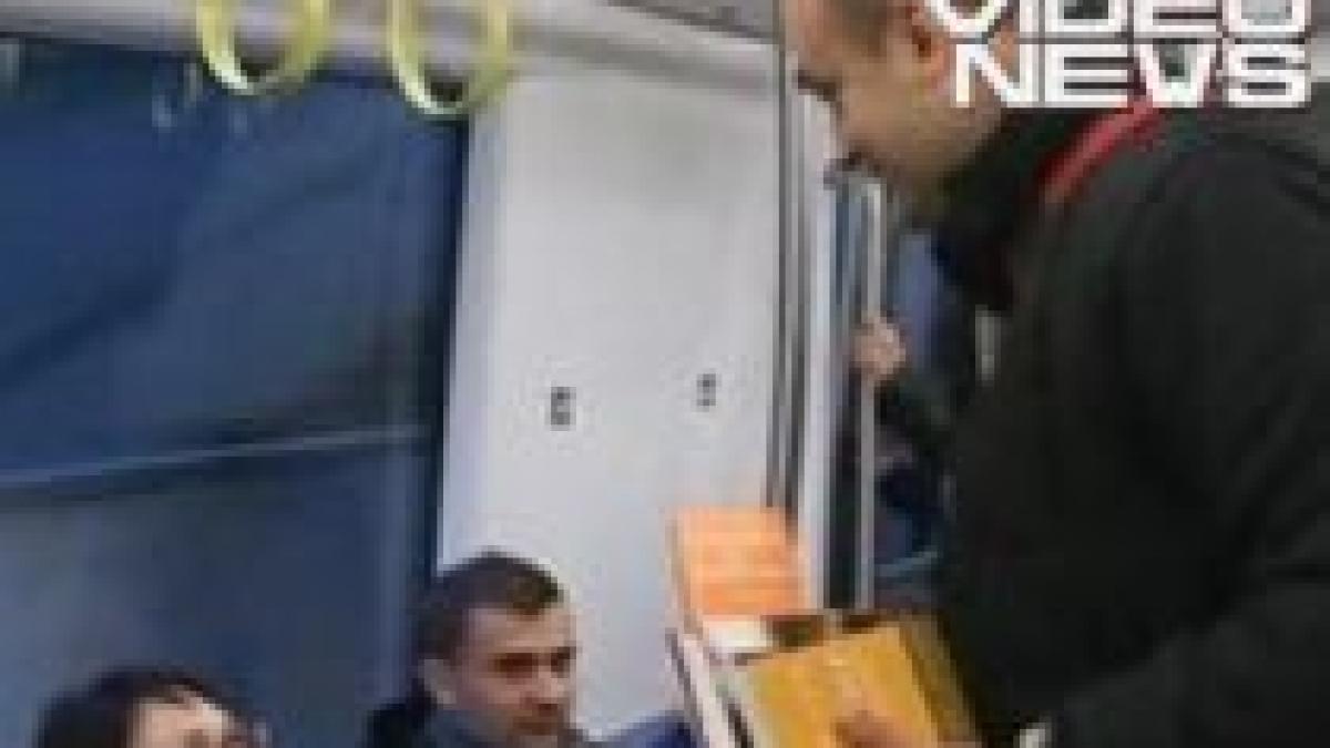 Cărţi gratuite, la metrou - o metodă inedită de promovare a proiectului "Bibliotecă în subteran" (VIDEO) 