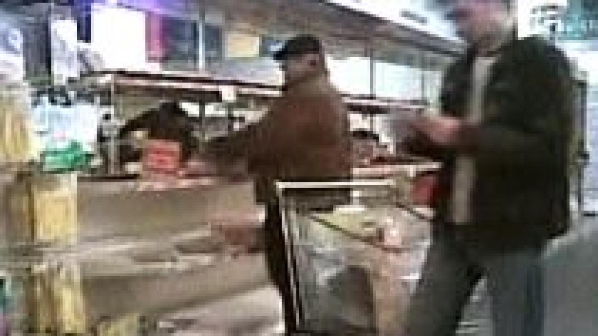 Craiova. Mii de oameni s-au călcat în picioare ca să prindă reducerile dintr-un supermarket (VIDEO)