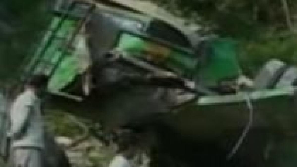 Tragedie pe şoselele din India: 34 de morţi şi 40 de răniţi, după ce un autobuz s-a răsturnat (VIDEO) 