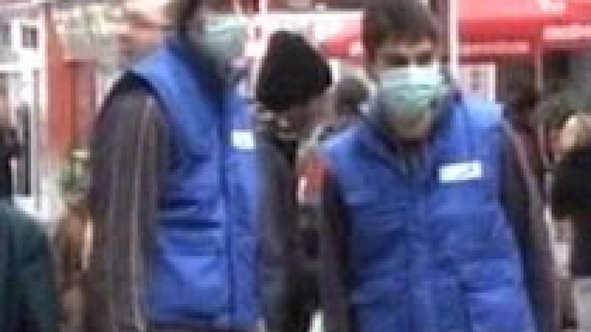 Călătorii care au plecat sâmbătă din Gara de Nord spre Braşov şi Iaşi au primit măşti de protecţie 