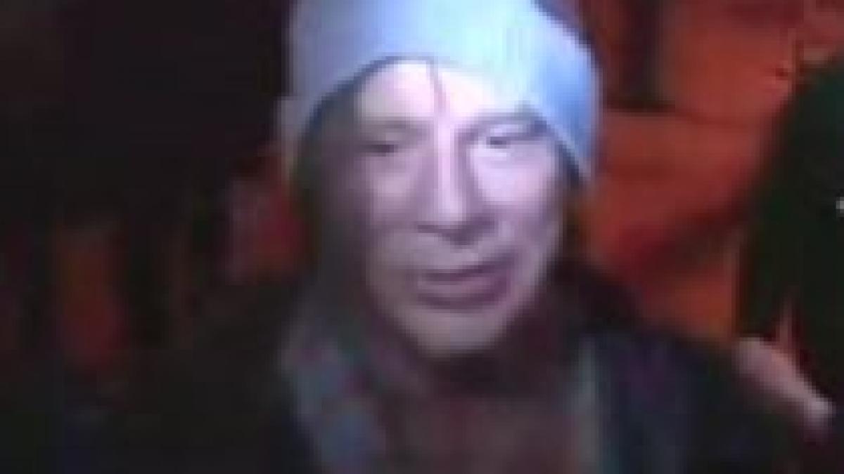 Mickey Rourke, asaltat de florărese din România (VIDEO)