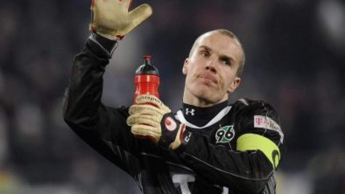 Fotbalul german, în doliu. Portarul lui Hannover 96,Robert Enke, s-a aruncat în faţa trenului (VIDEO)