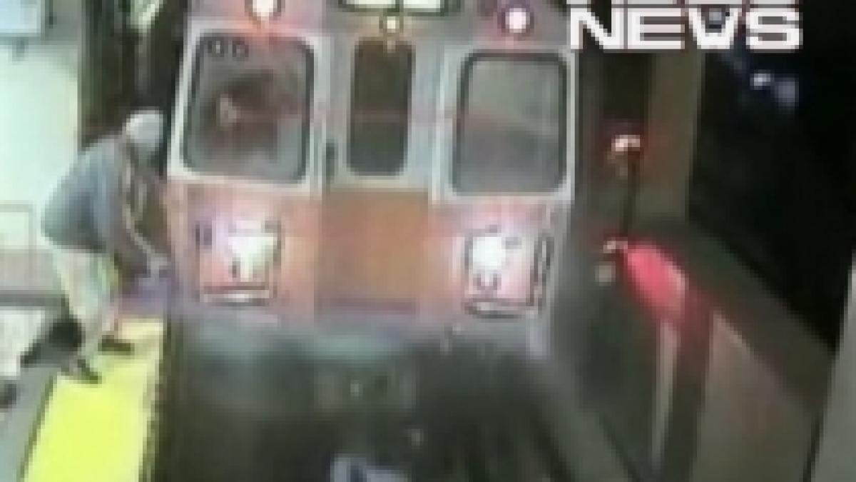 La un pas de moarte: A căzut pe şine, iar metroul a oprit la câţiva centimetri de ea (VIDEO)