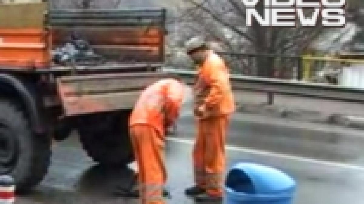 Lucru de mântuială, într-o zi ploioasă: Cum se "plombează" gropile de pe DN1 (VIDEO)