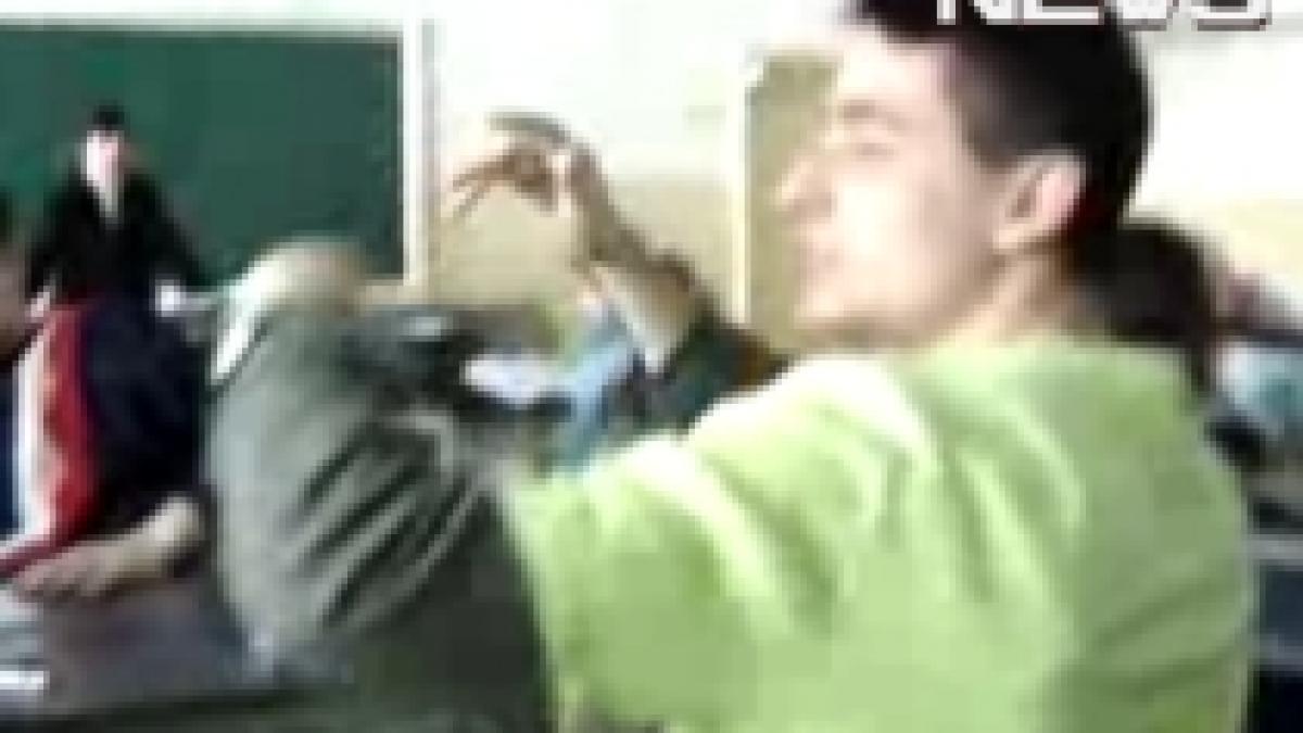 Manelişti sau economişti? Un grup de elevi cântă şi dansează sub privirile profesorului (VIDEO)