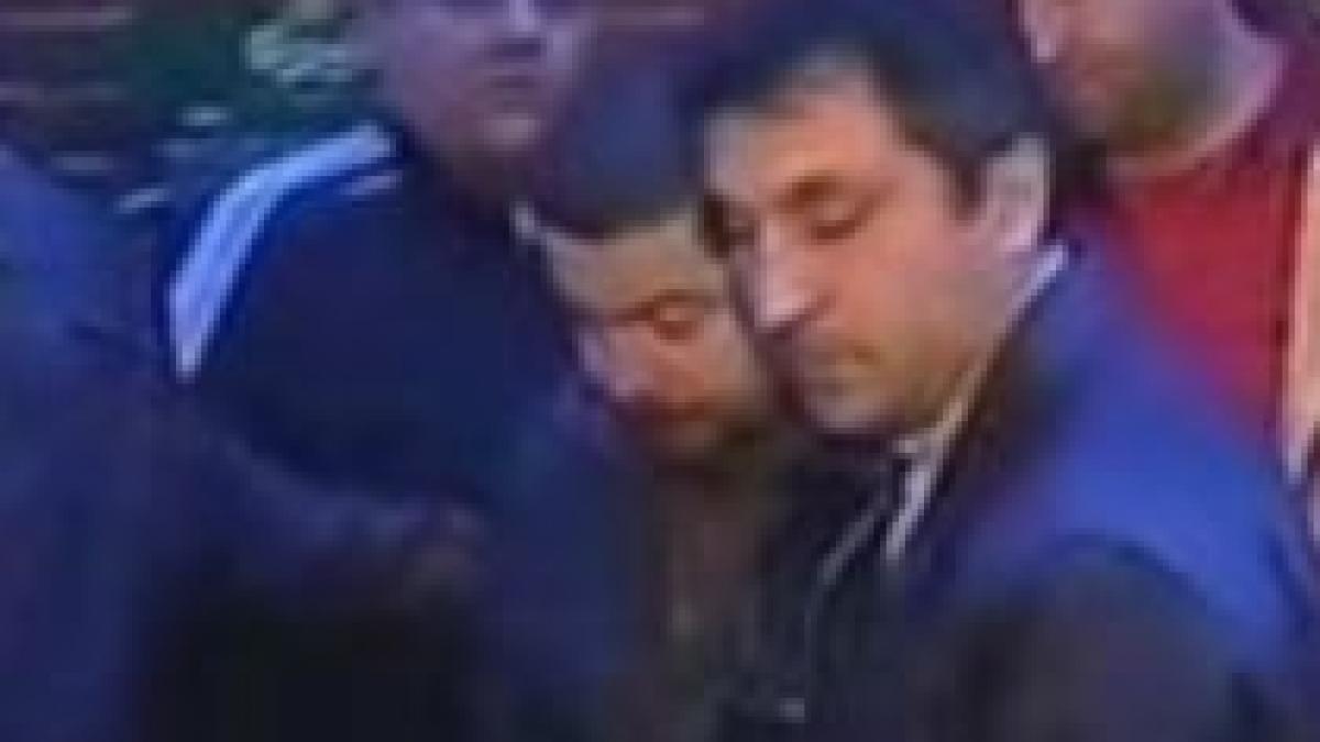 Caz şocant la Craiova. Un tânăr şi-a ucis logodnica şi a adus-o cu sicriul în bar (VIDEO)