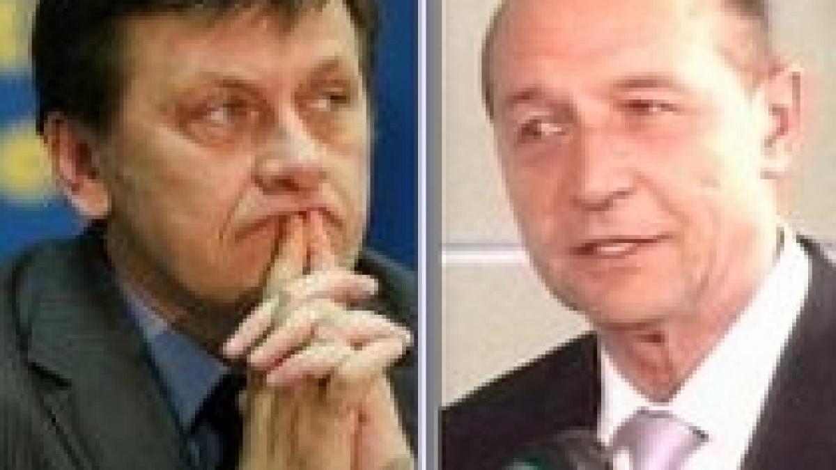 Electoratul PNL, curtat de Băsescu: Ar fi bine ca în turul doi să intre Crin Antonescu