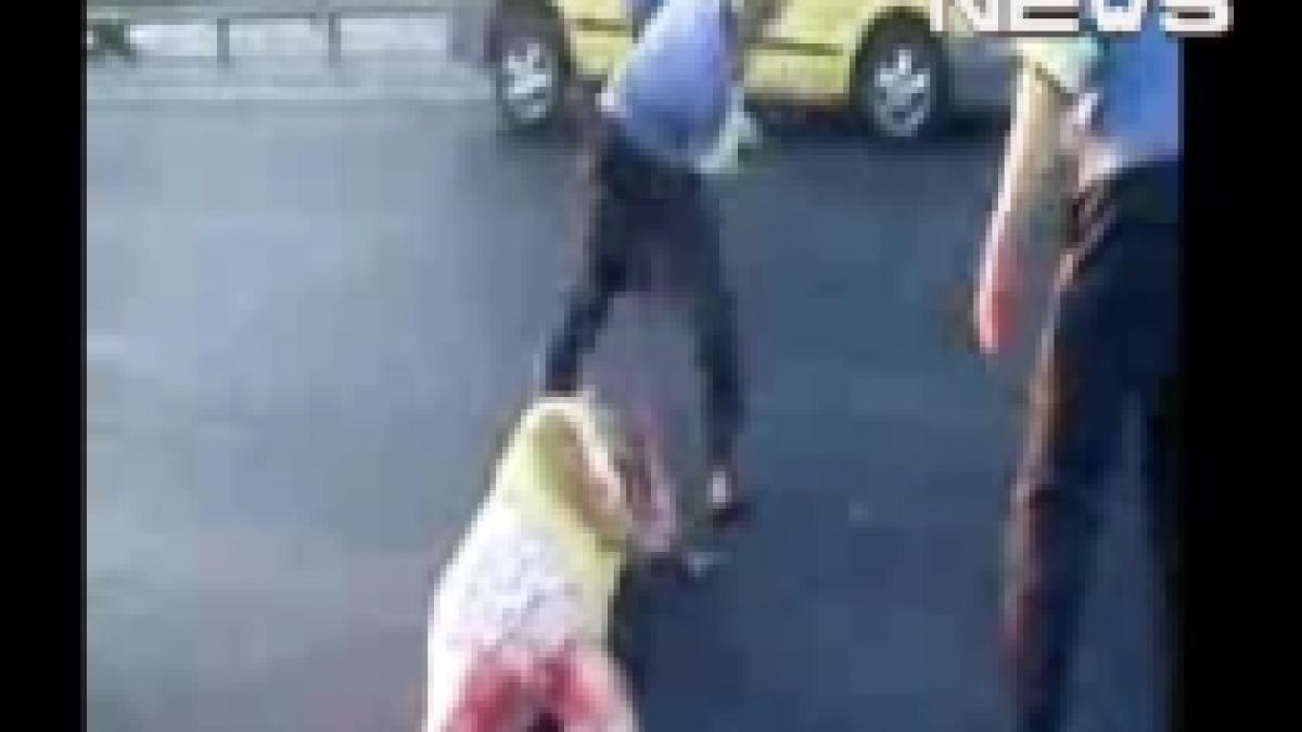 Torturat pe stradă: Bărbat din Belarus, bătut cu bestialitate de poliţişti (VIDEO)