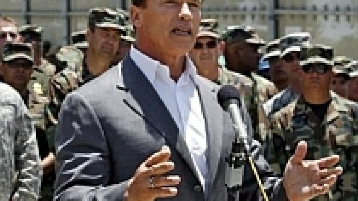  Schwarzenegger vizitează Irak şi doreşte să transfere tacticile militare de război în California
