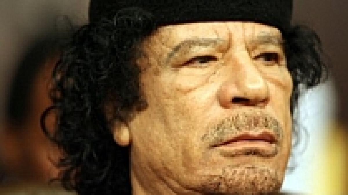 Colonelul Gaddafi a reuşit să convingă unele modele italiene să se convertească la islam
