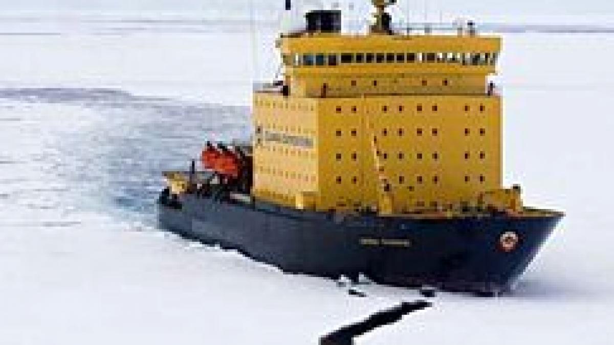 A spart gheaţa. O navă rusească cu peste 100 de turişti la bord a scăpat după 5 zile de blocaj în Antarctica