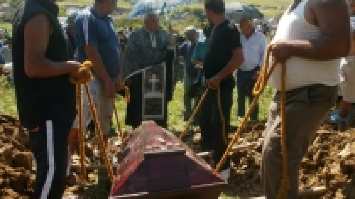 Bocitul mortului în casă şi plimbatul cu sicriul deschis până la groapă, în afara legii