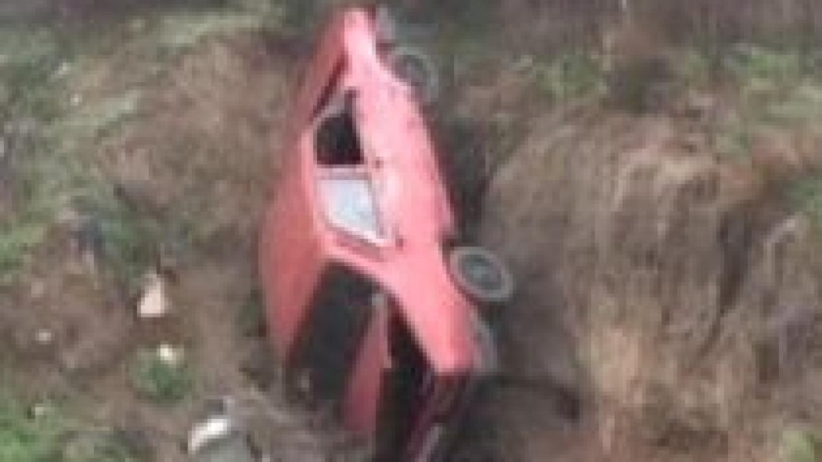 Doi şoferi fără permis au ajuns cu maşinile în aceeaşi râpă. Unul din ei, împuşcat fiindcă nu a oprit (VIDEO)