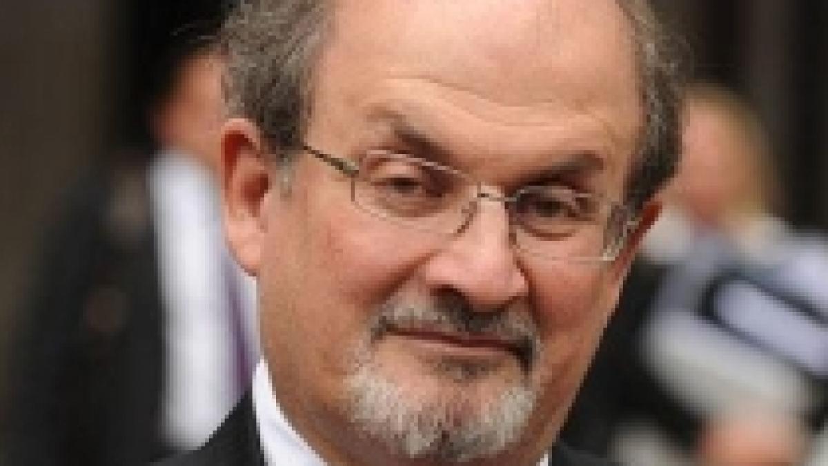 Mii de persoane au stat la coadă pentru un autograf de la Salman Rushdie