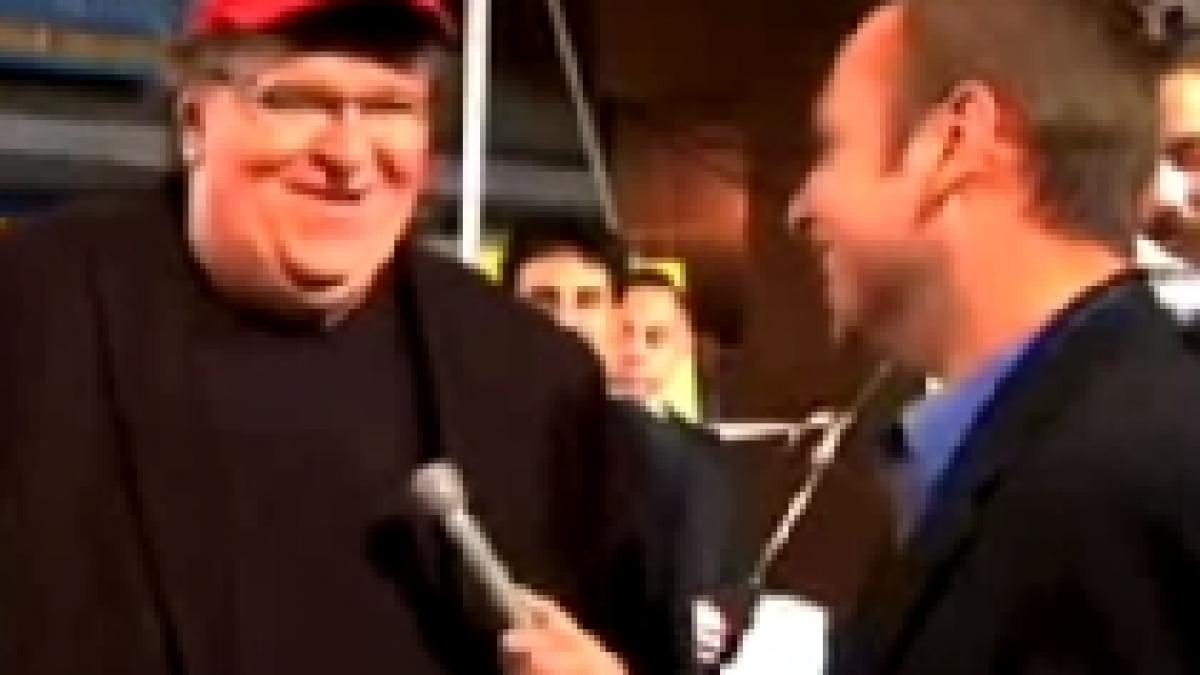 Michael Moore i-a cerut lui Barack Obama să nu mai trimită trupe în Afganistan