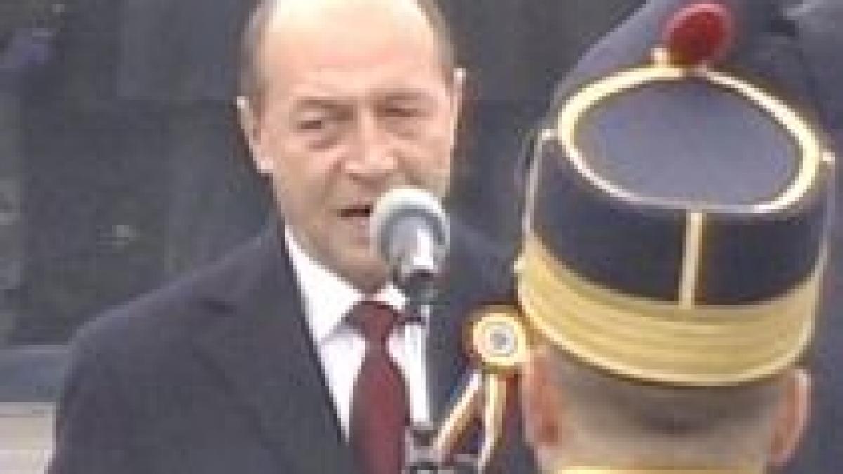 Orgolii politice la parada dedicată Zilei Naţionale: Băsescu nu dă mâna cu Iliescu şi Constantinescu
