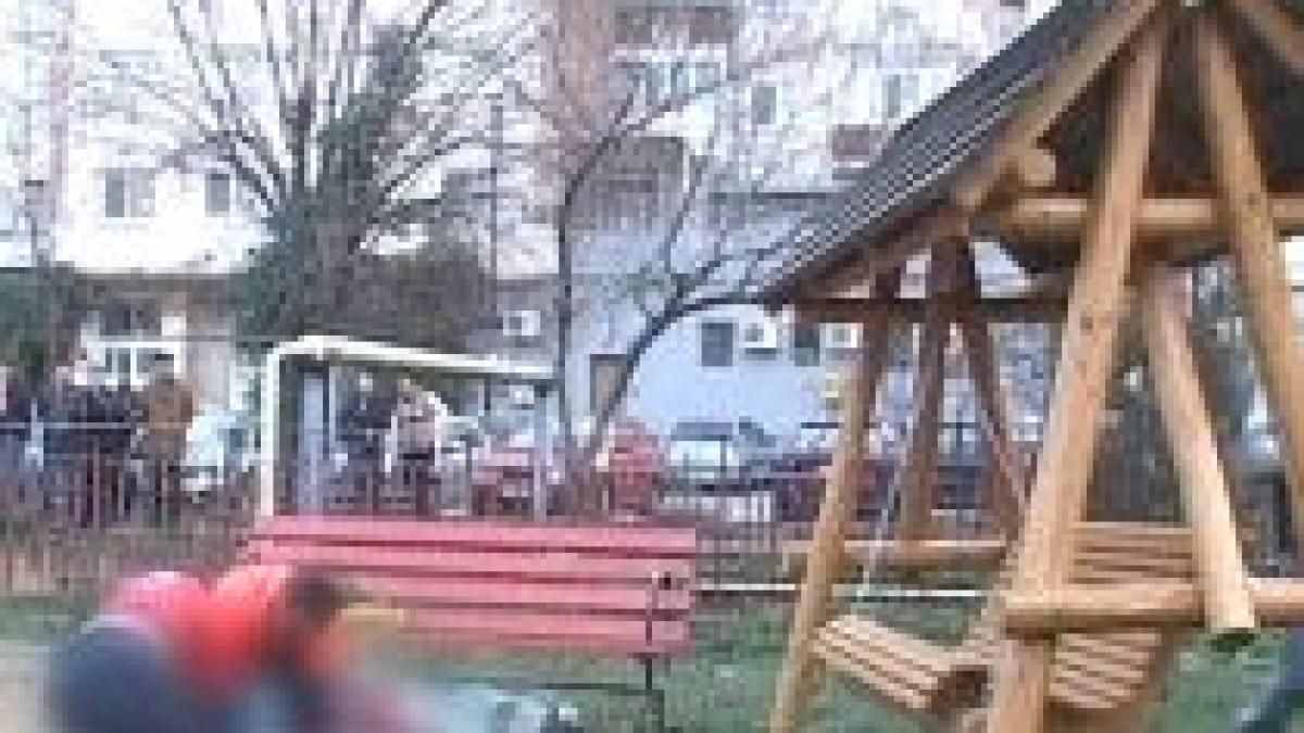 Târgovişte. Un copil de şase ani a murit după ce un leagăn din parc a căzut peste el (VIDEO)