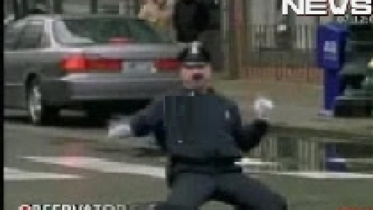 Îmbină utilul cu plăcutul: Un poliţist dansează într-o intersecţie (VIDEO)