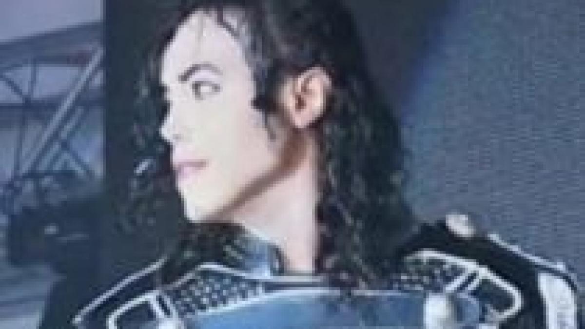 Sosia oficială a lui Michael Jackson a cântat într-un club din Piteşti (VIDEO)
