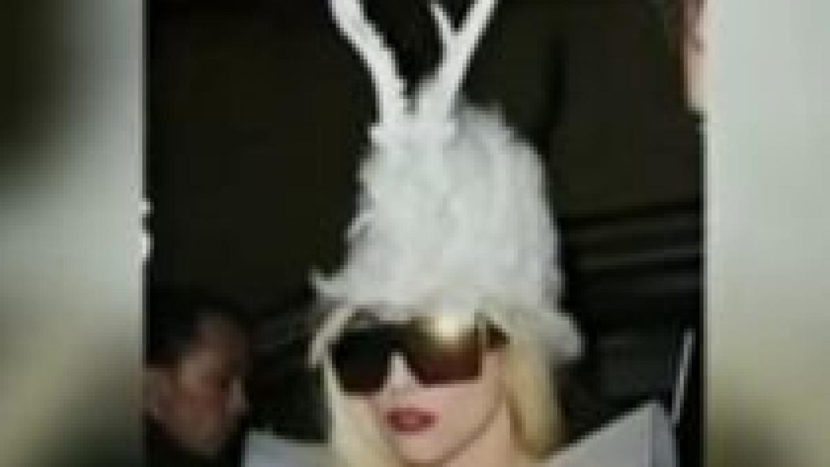 Lady Gaga surprinde din nou: Pălărie de blană cu două coarne de ren (VIDEO)