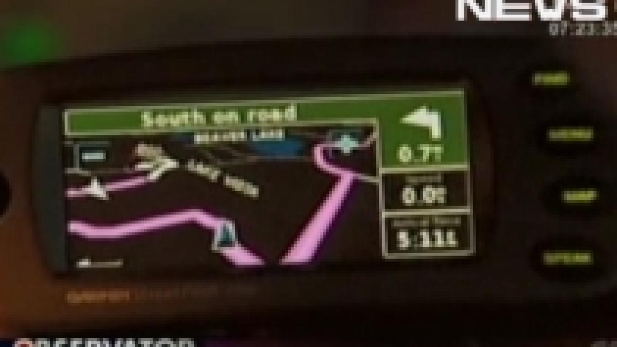 American în pragul disperării: Sute de şoferi îi confundă curtea cu o şosea din cauza GPS-ului (VIDEO)