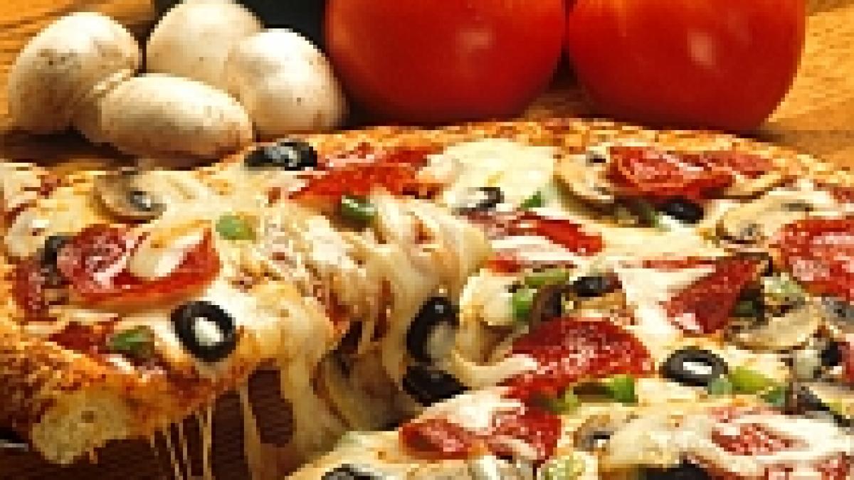 Pizza napoletană, protejată de UE: Doar anumite ingrediente şi metode de gătit permit folosirea denumirii
