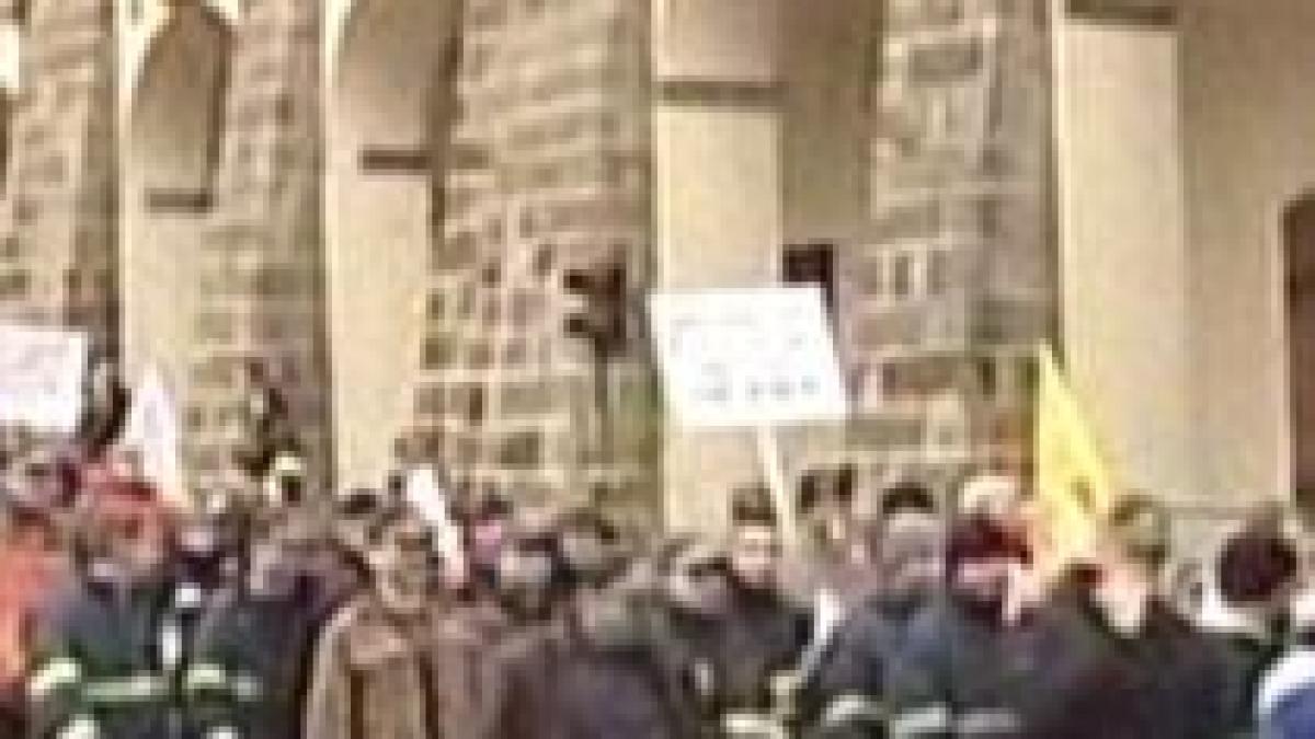 Reducerile salariale stârnesc proteste în Letonia şi Cehia