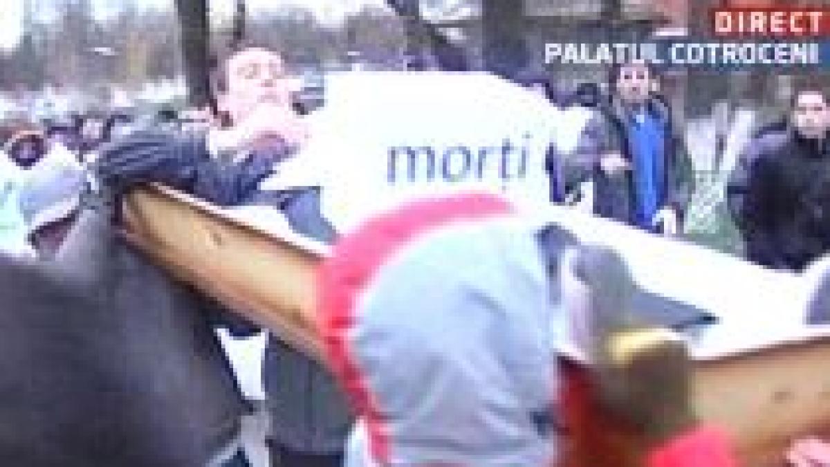 Zeci de tineri au protestat la Cotroceni faţă de modul în care s-au desfăşurat alegerile (VIDEO)