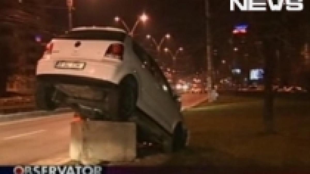 Bucureşti: A rămas cu maşina suspendată, în urma unui accident (VIDEO)