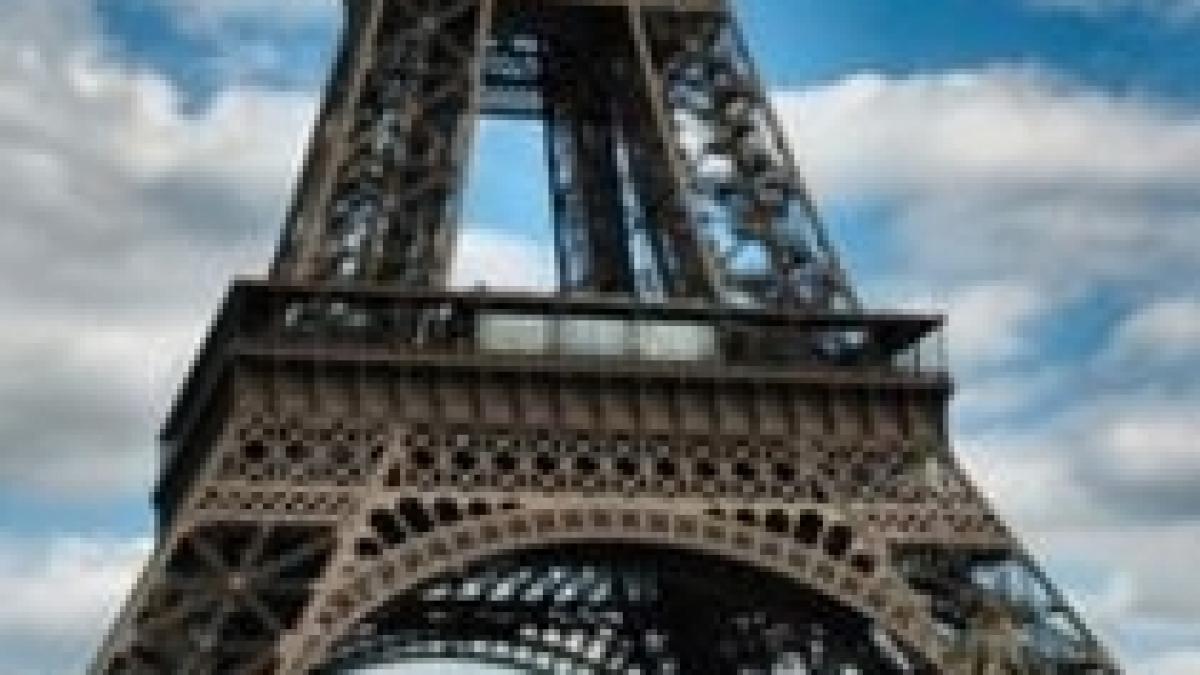 Bucată din turnul Eiffel, vândută cu 85.000 de euro 