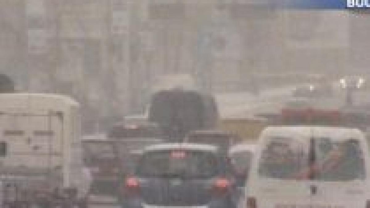 Capitala paralizată de zăpadă: Utilajele, blocate în trafic. Vezi zonele afectate (VIDEO)