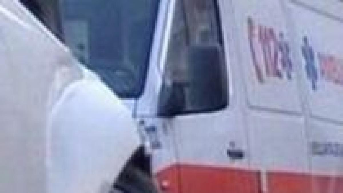 O ambulanţă în care se afla o femeie gravidă s-a răsturnat pe un drum înzăpezit