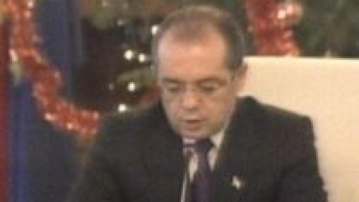 Emil Boc, către prefecţi: Dacă plecaţi în perioada sărbătorilor, plecaţi de tot (VIDEO)