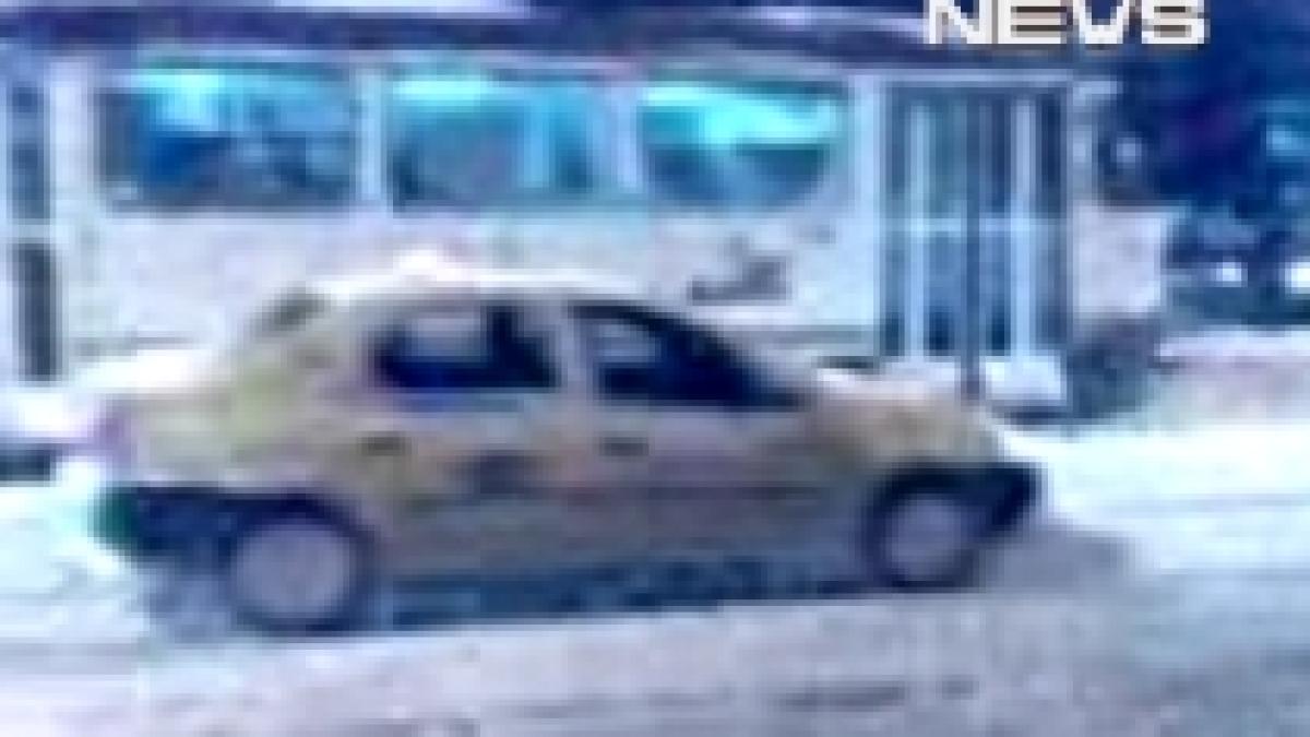 A depăşit coloana de maşini pe linia de tramvai şi a rămas blocat în zăpadă - VIDEO
