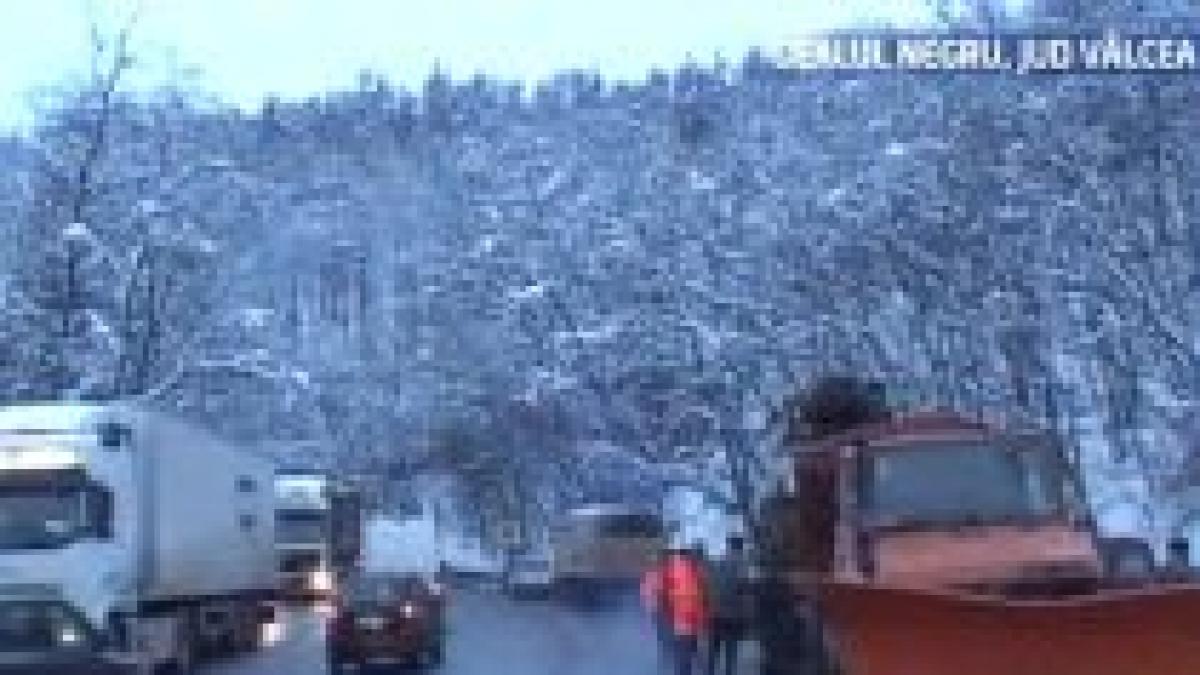 Bilanţul gerului: 12 morţi, sute de oameni - la urgenţă cu fracturi, trenuri şi drumuri blocate