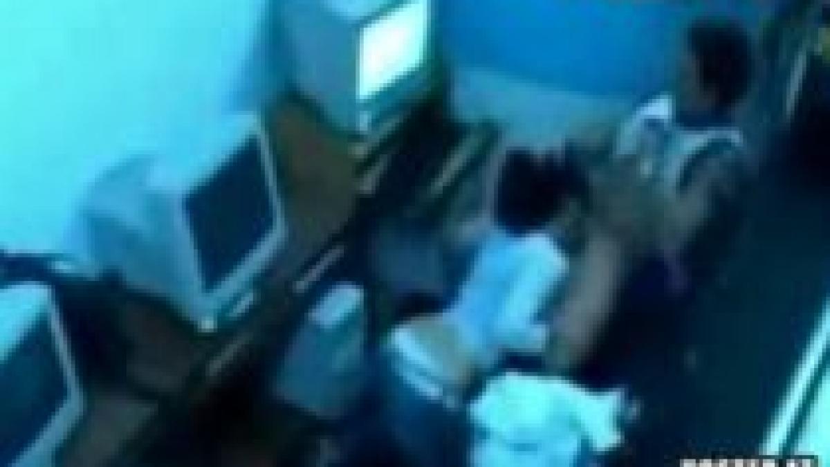 Cybersex, varianta live: Doi tineri s-au "dezlănţuit" într-un Internet Cafe - VIDEO