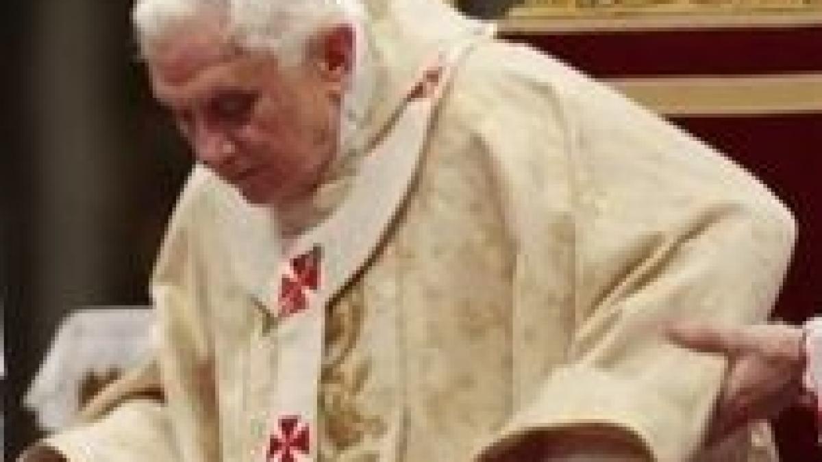 Papa Benedict al XVI-lea, doborât de o femeie din public în timpul slujbei de Crăciun