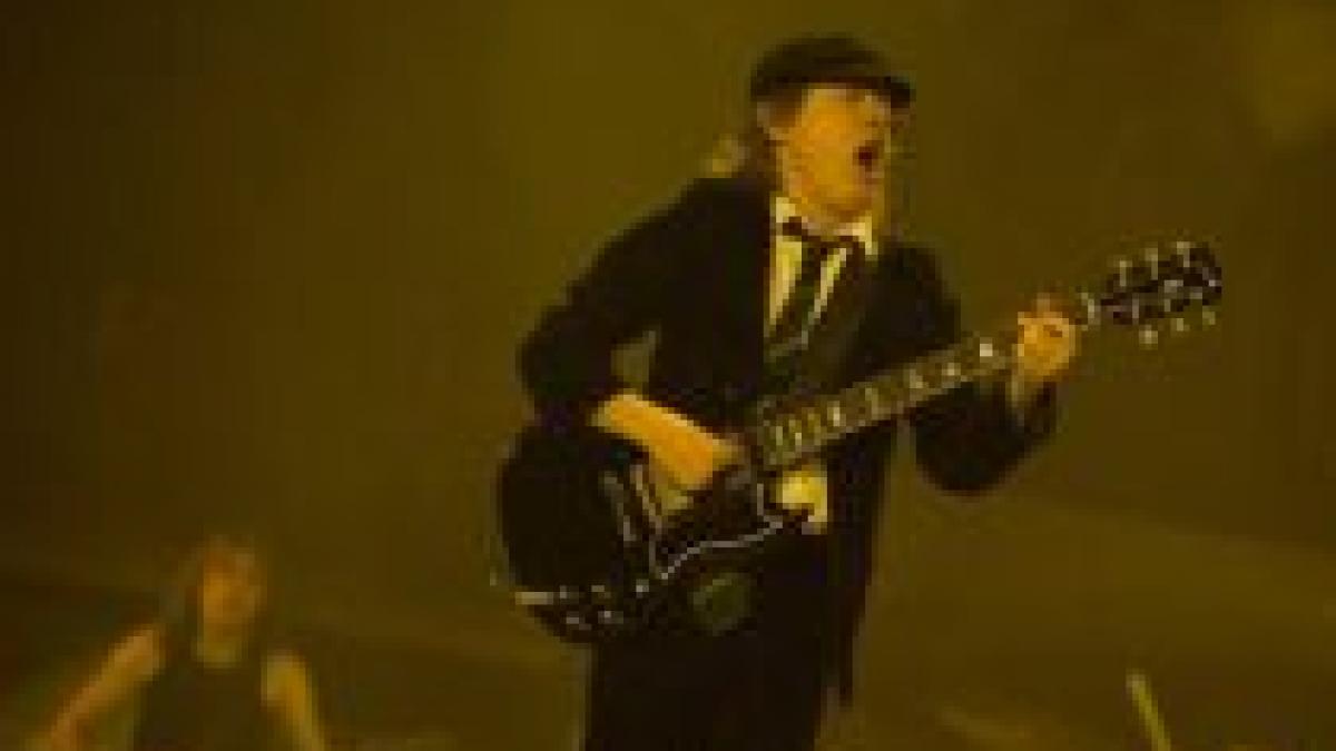 Un concert AC/DC ar putea fi anulat, pentru că pune în pericol viaţa păsărilor