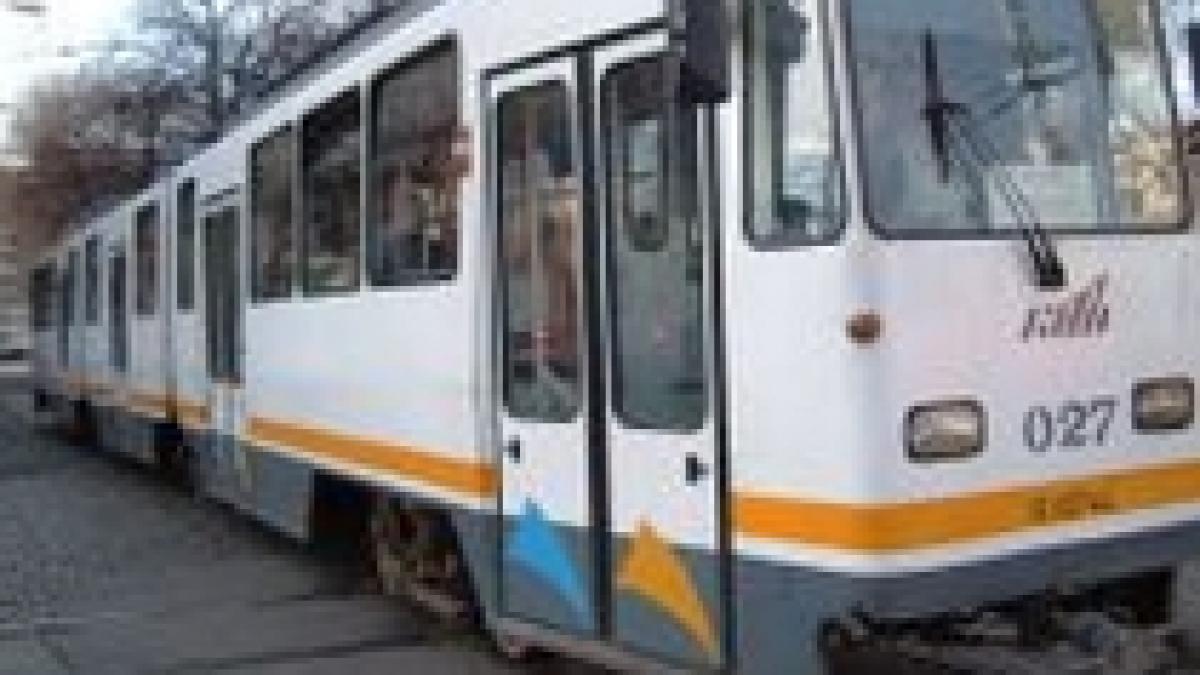 O femeie a murit, după ce a fost călcată de tramvai pe Calea Rahovei din Capitală (VIDEO)