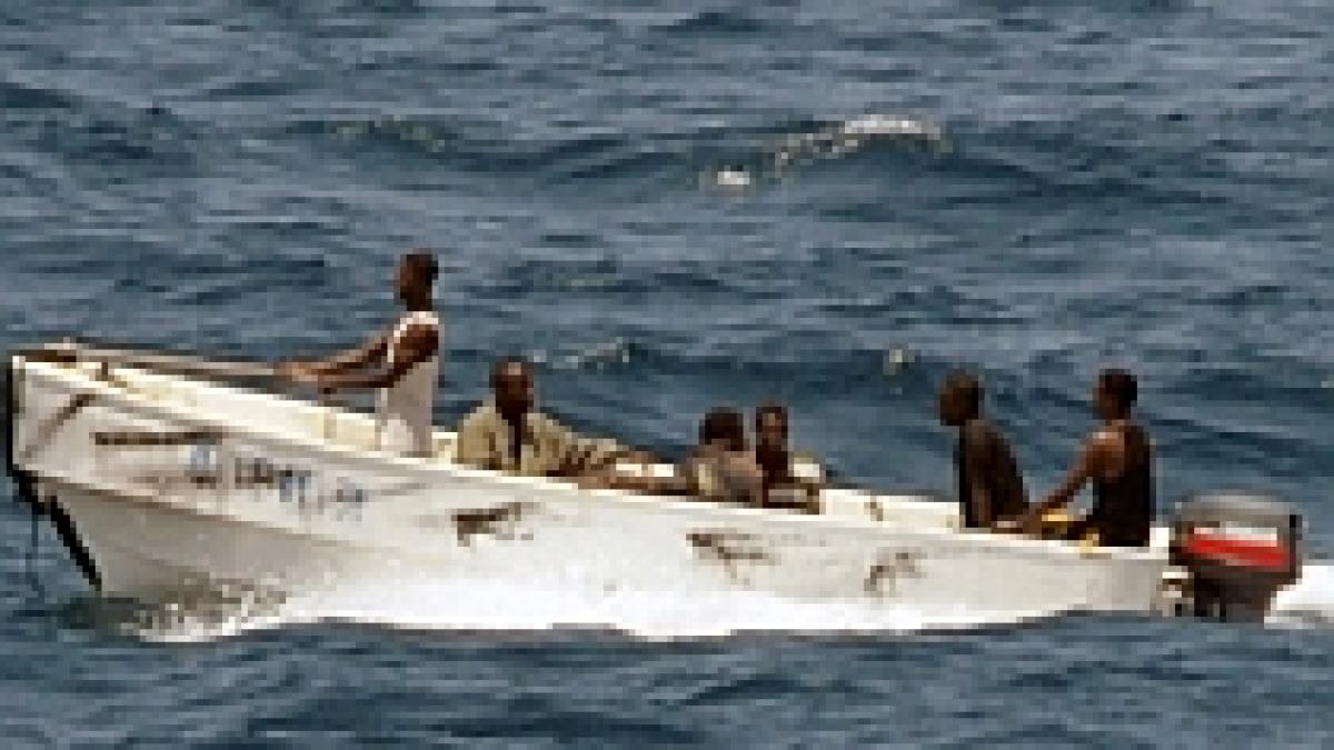 Piraţii somalezi au capturat încă o navă în Golful Aden. La bord se află şi români