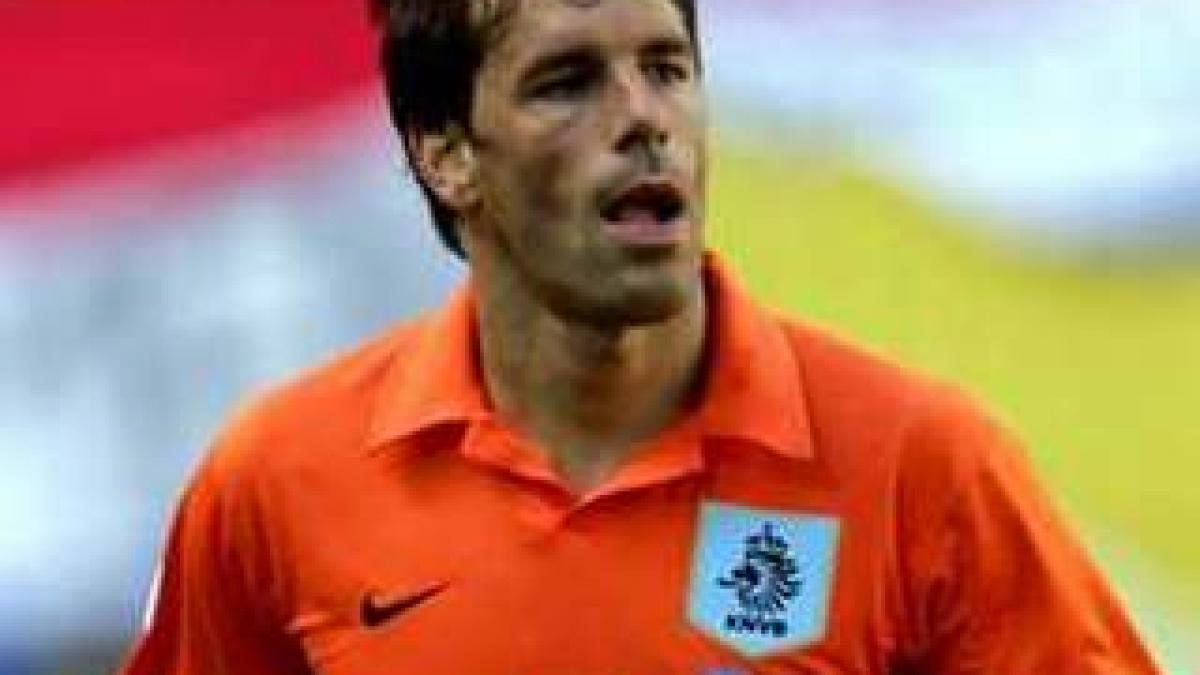 Adversar Urziceni: Liverpool se întăreşte cu Ruud van Nistelrooy şi Rafael van der Vaart