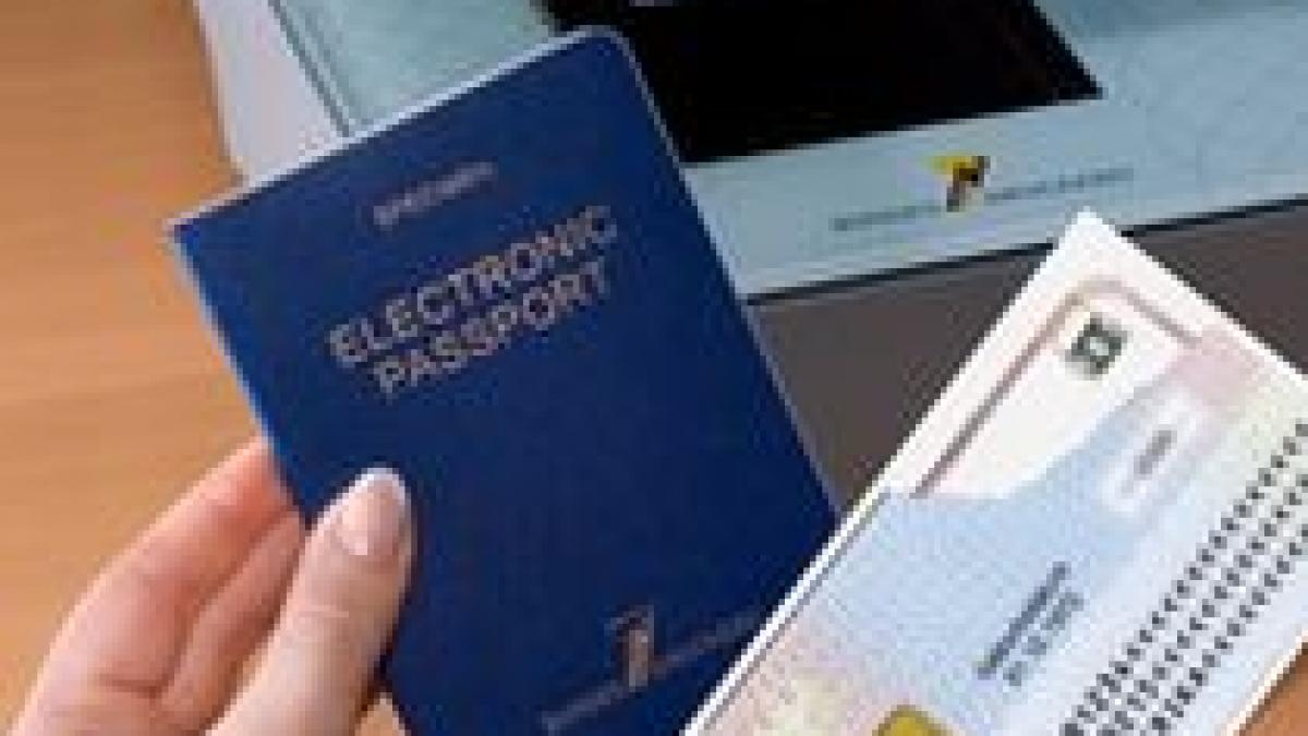 Bucureştenii pot solicita, de luni, eliberarea controversatului paşaport biometric