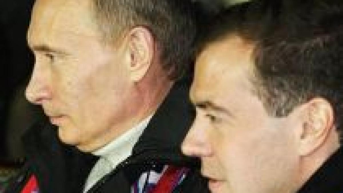 Fără probleme în 2010: Dmitri Medvedev şi Vladimir Putin schiază şi transmit urări de Anul Nou (VIDEO)