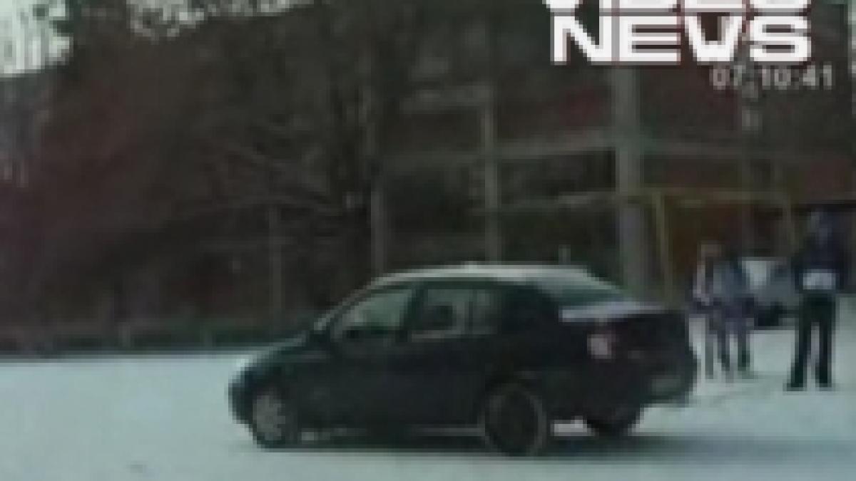 Elevi plictisiţi: Au făcut drifturi în curtea unui liceu din Galaţi (VIDEO) 