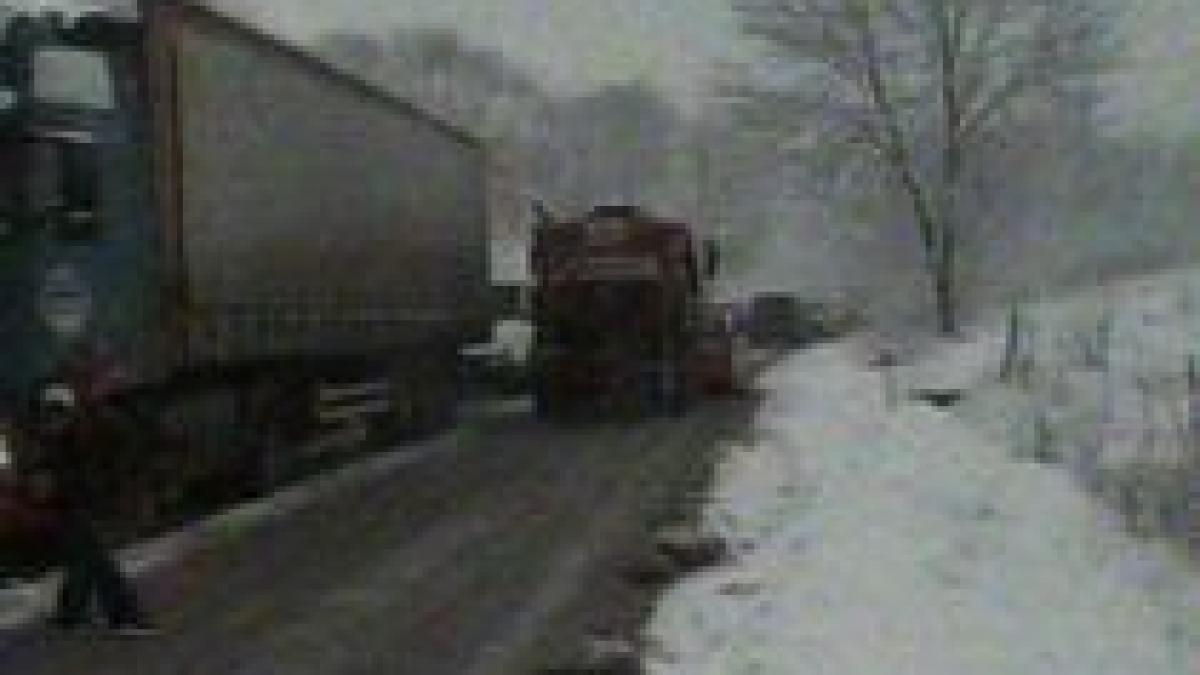 Infotrafic. Circulaţie îngreunată în judeţul Dolj, după ce un TIR s-a răsturnat din cauza poleiului (VIDEO)