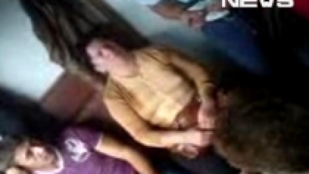 Şpaga din tren: Controlor filmat în timp ce primea bani de la un călător (VIDEO)